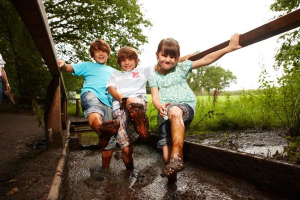Kinder im Moorbecken