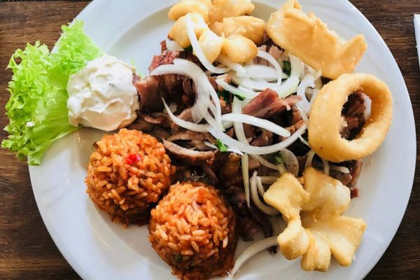 Restaurant_Akropolis Teller mit griechischer Spezialität