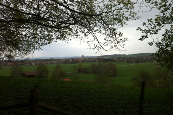 Weitblick auf die Pfarrkirche Polling