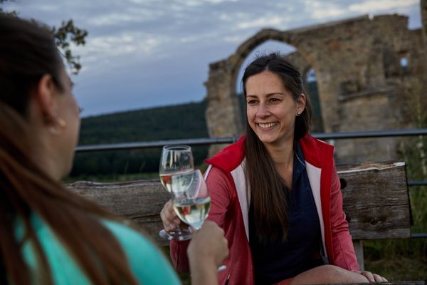 Sonnenuntergangs-Picknick auf der Burgruine