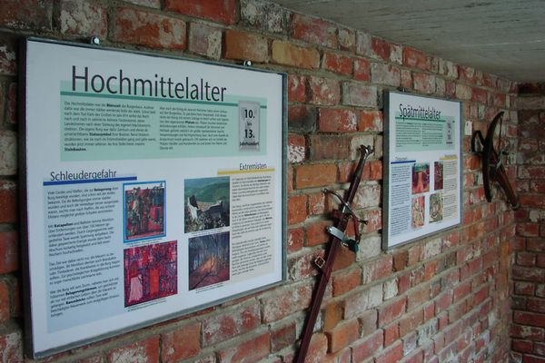 Informations Tafel im Burgturm zur Waffenkunde