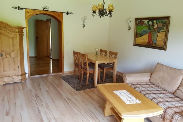 Wohnbereich mit Couch und Sitzmöglichkeiten