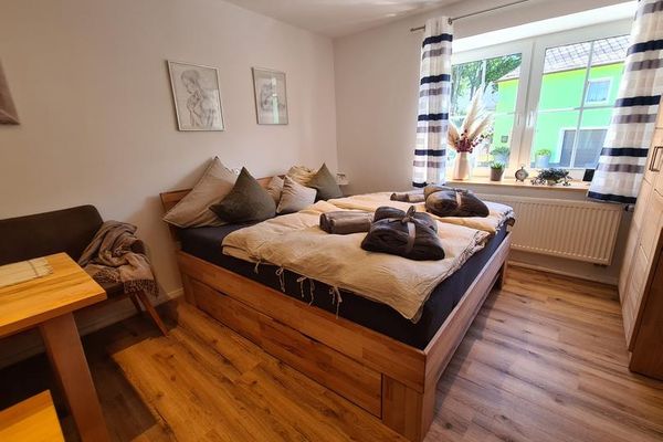 Blick in das Schlafzimmer mit großem Doppelbett