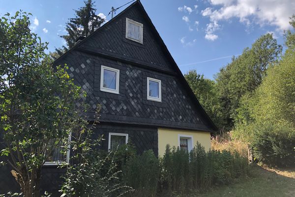 Die "Alte Schmiede" ist ein typisches Frankenwaldhaus mit echter Verschieferung