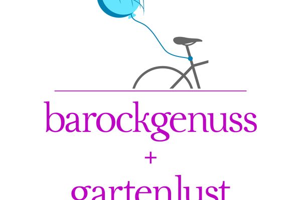 Die Radtourbeschilderung zeigt einen Radsattel und darunter das Hinterrad. An der Sattelstange ist eine Schnur befestigt an deren Ende ein weiß-blauer Luftballon weht. Auf dem Schild steht "Barockgenuss + Gartenlust".