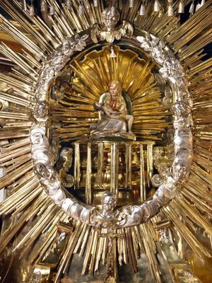 Das Gnadenbild „Madonna von den Nesseln“ ist von goldenen Strahlen umkränzt und zeigt die Muttergottes, die ihren toten Sohn in den Armen hält.
