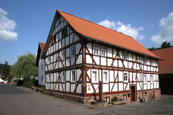 Ein hübsch zurechtgemachtes Fachwerkhaus mit Hofreite.