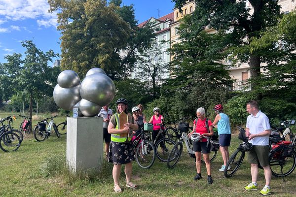 Die Radler besichtigen Kunst am Kanal am RegnitzRadweg