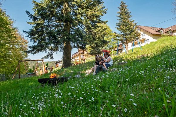 Familotel Mein Krug - Kinderspielplatz und Hotel