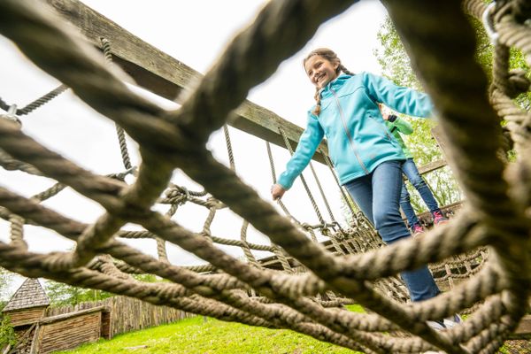 Im Robin Hood Castell ist ein Netz aus Seilen zum Klettern.