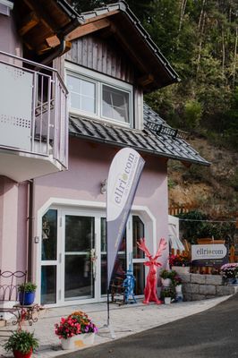 Ein Haus mit Verkaufsladen.