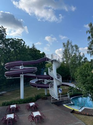 große Wasserrutsche im Freibad Mainleus