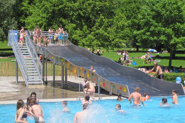Warmfreibad Thaining Schwimmbecken mit Rutsche