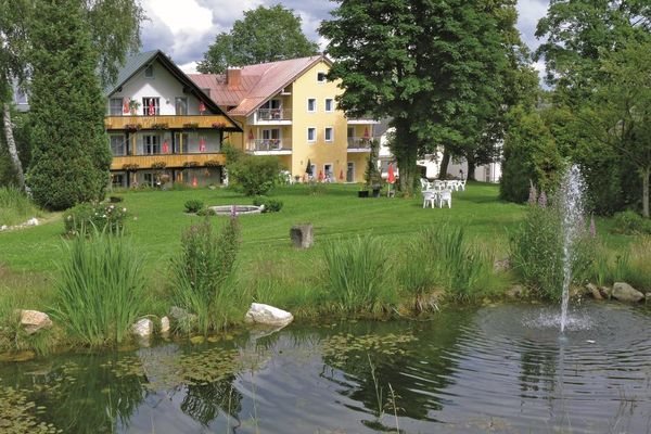 Gasthof Café Specht - Haus mit Garten
