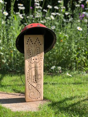 Eine selbstgebaute Nisthilfe aus Holz.