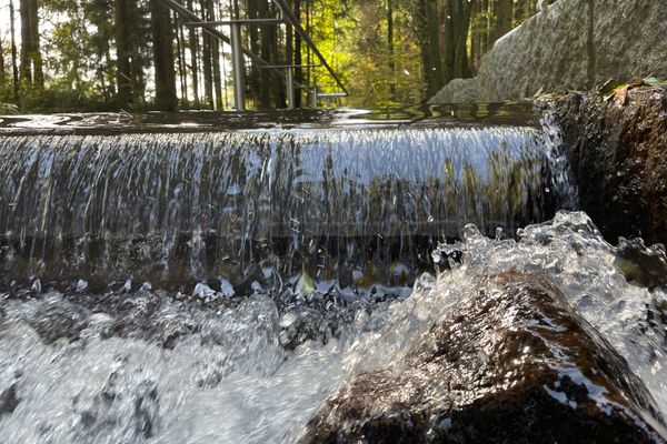 Der Wasserablauf am Ende des Wald-Kneippbeckens sieht aus wie ein kleiner Wasserfall.