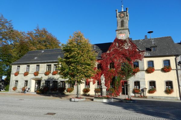 Teuschnitzer Rathaus im Herbst