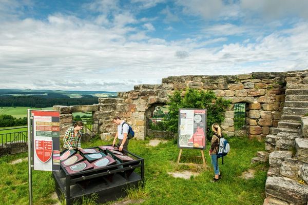 Informationstafeln auf der Burgruine Altenstein