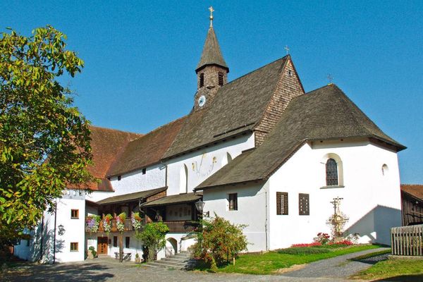 Die Kirche St. Thomas in Herrnfehlburg ist direkt mit dem Schloss verbunden. Stufen führen zum Eingang hinauf, daneben befinden sich zwei überdachte Balkone. Das Dach der Kirche und der Turm sind mit Schindeln gedeckt.