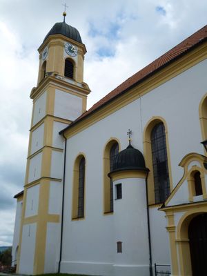 Die Pfarrkirche St. Nikolaus in Bernbeuren.