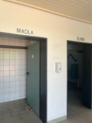 Auf dem Bild sind Toiletten am Badesee Trebgast zu sehen.