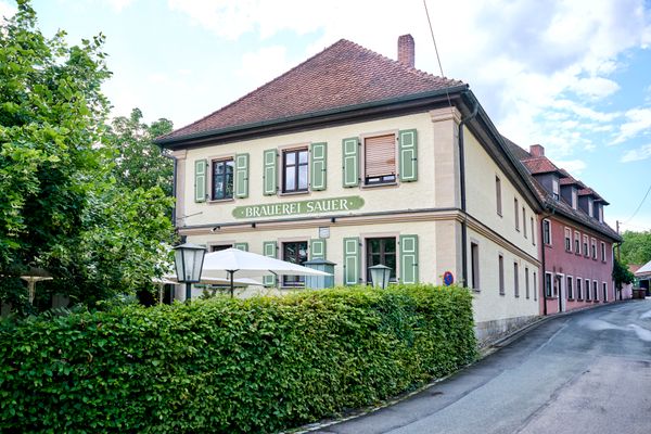 Blick auf ein zweistöckiges Haus mit grünen Fensterläden