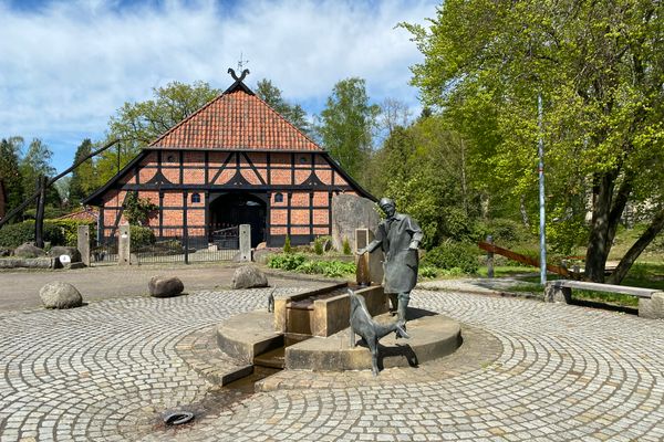 Grefel Dorjen Denkmal mit Brunnen auf dem Marktplatz in Dorfmark