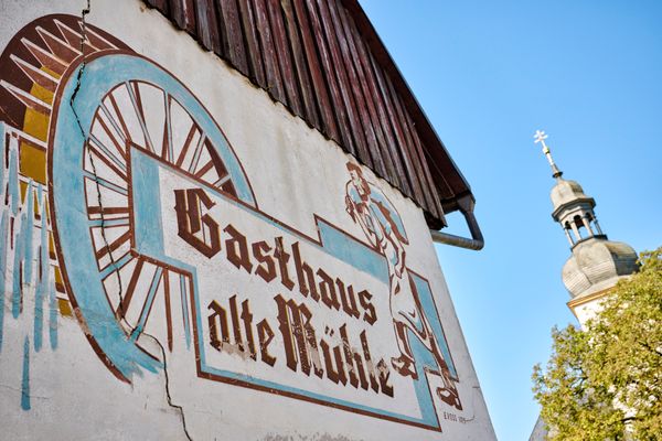 Blick auf eine Hauswand mit der Aufrschrift Gasthaus alte Mühle
