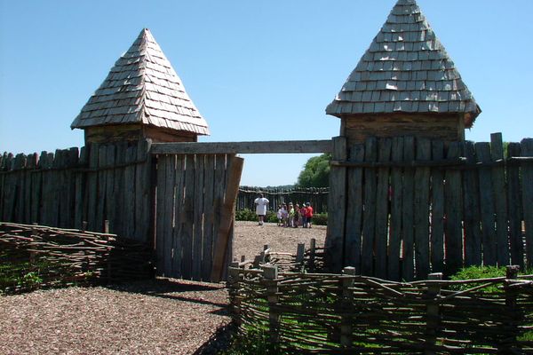 Eingang zum Robin-Hood-Castell mit hölzernem Tor und Palisadenzaun.