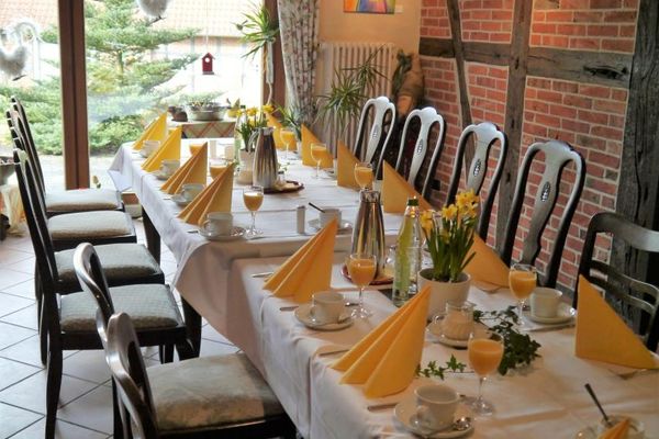 Eingedeckte festliche Tafel