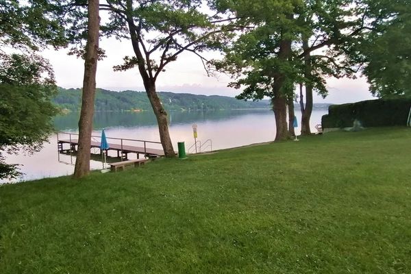 Strandbad Pilsensee Liegewiese mit Steg