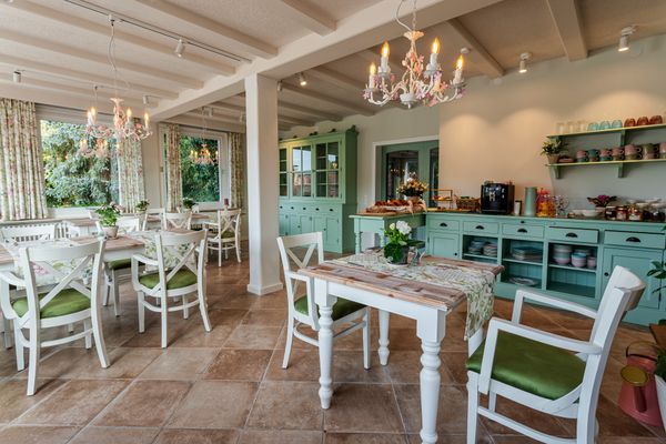Frühstücksraum mit Frühstücksbuffet