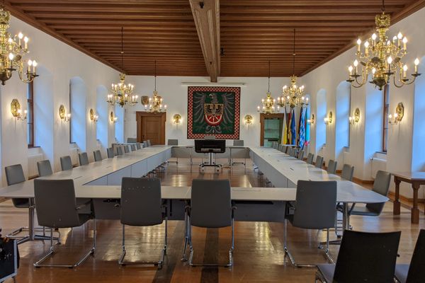 Der Saal zeigt mehrere Kronleuchter und eine moderne Möblierung.