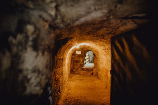 Festungsanlagen Tour im Wasserschloss, langer Gang mit Beleuchtung