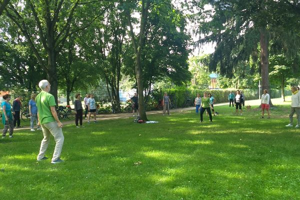 QiGong im Park in Pfungstadt