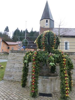 Osterbrunnen Untertrubach vor der Kirche