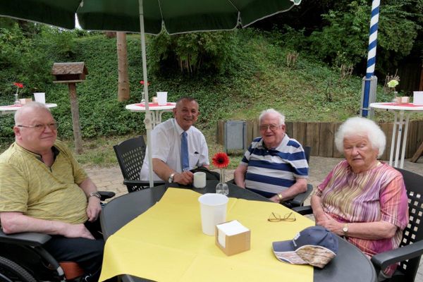 1. Bürgermeister Frank Stumpf im Kreise der Senioren.