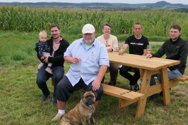Auf Initiative von Alfred Gerber (Vorne rechts mit Hund "Twix") gibt es ab sofort nahe seines Heimatortes Unterhohenried einen neuen Rastplatz mit gutem Blick auf den Haßbergtrauf, wie im Hintergrund zu sehen ist. Bei der Übergabe waren (Hintere Reihe von links) CSU-Ortsvorsitzende Anja Henneberger, Tobias Löhr (Sohn des Grundstückseigentümers Winfried Löhr), Lukas Bandorf (Geschäftsführer Naturpark Haßberge e. V.) und Stadtrat Sven Schnös mit Sohn Jona (Vorne links) dabei.