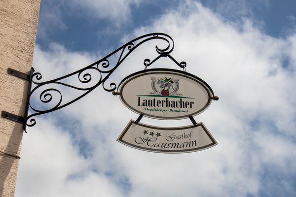 Werbeschild des Gasthofs Hausmann