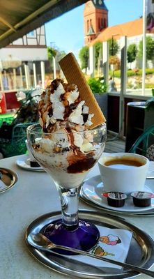 Eisbecher im Eis-Café Zio Seba mit Schokoladensauce und Haselnüssen überzogen
