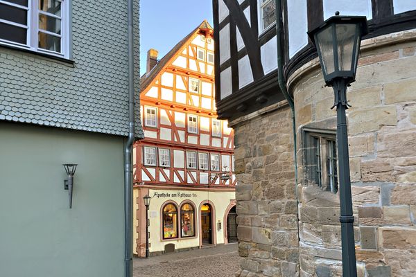 Auf dem steinernen Erdgeschoss mit markanten Rundbögen an Fenstern, Tür und Tor erheben sich vier weitere Stockwerke des Fachwerkbaus zur Historischen Apotheke Alsfeld. Diese steht in unmittelbarer Nachbarschaft zum bekannten Fachwerkrathaus, eingebunden im denkmalgeschützten Ensemble des Markplatzes.