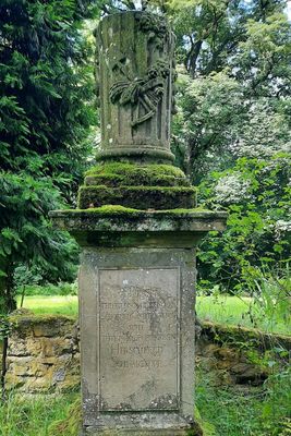 Gedenkstein für die Gartengestalter Schwarzkopf und Hirschfeld vor dem Tor des Schlosses Bettenburg (nicht öffentlich)