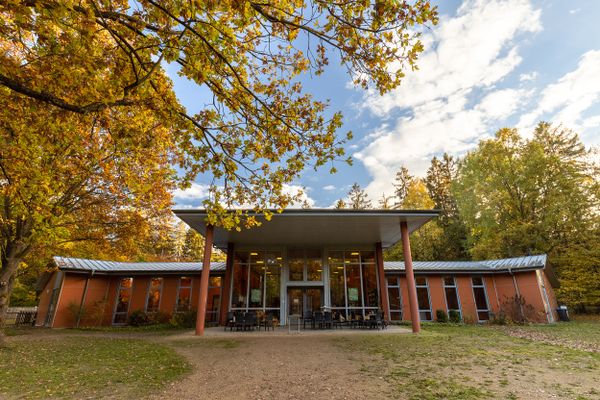 Haupteingang des Museumsdorfes mit Herbstbäumen