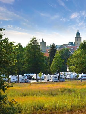 Wohnmobilstellplatz Alsfeld mit Blick auf die Stadt