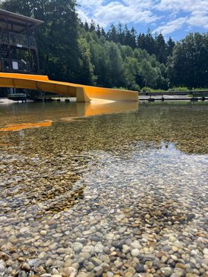 Das Bild zeigt die Wasserrutsche im Naturerlebnisbad Nordhalben.