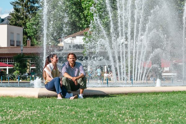 Entspannen am Multimedia-Brunnen im Rosengarten