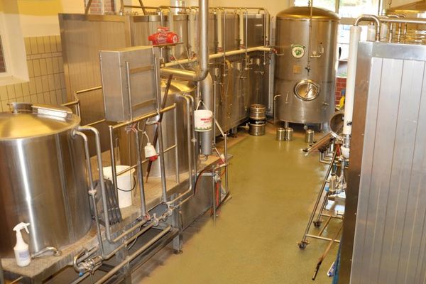 Innenraum der Brauerei, mit verschiedenen Maschinen.