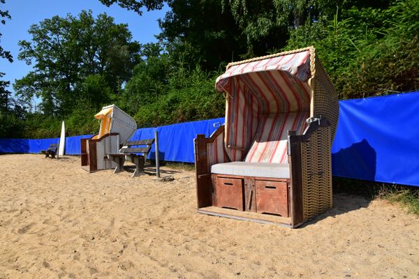 Strandkörbe am Sandstrand des Dorfmarker Strandbads