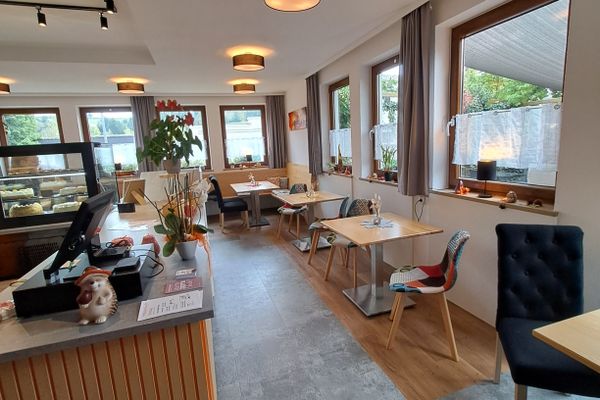Auf dem Bild ist der Innenbereich der Konditorei / des Cafés Ju zu sehen.
