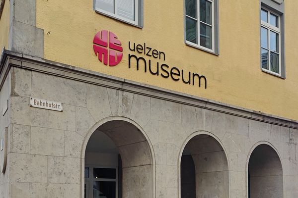 Eingang Uelzen Museum mit Logo
